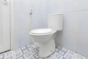 Deluxe Double Room | Bathroom | Shower, towels - Hotel O Homestay Bonjeruk Near Restoran Pawon 21 Bonjeruk (Jonggat)