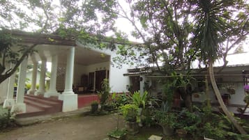 Mặt tiền nơi lưu trú