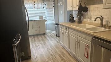 Réfrigérateur, four à micro-ondes, un four, surface de cuisson