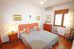 4 bedrooms, desk, iron/ironing board, WiFi