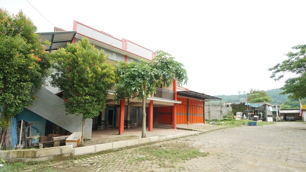 A building with a flat roof, a covered porch, and a paved driveway. - SPOT ON 93620 Anisa Homestay Syariah Near Pantai Gemah Tulungaggung (Tulungagung)