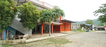 SPOT ON 93620 Anisa Homestay Syariah Near Pantai Gemah Tulungaggung