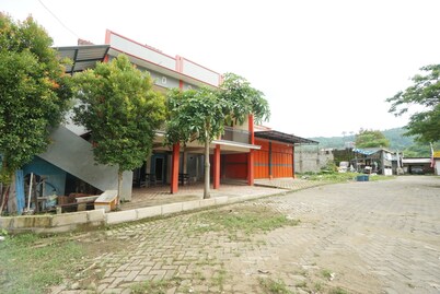 SPOT ON 93620 Anisa Homestay Syariah Near Pantai Gemah Tulungaggung