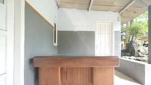A pool table in a room with a white door and a window. - SPOT ON 93620 Anisa Homestay Syariah Near Pantai Gemah Tulungaggung (Tulungagung)