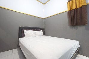 Economy Double Room | Desk, bed sheets - SPOT ON 93620 Anisa Homestay Syariah Near Pantai Gemah Tulungaggung (Tulungagung)