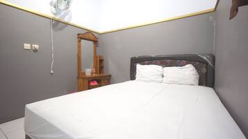 Economy Double Room | Desk, bed sheets