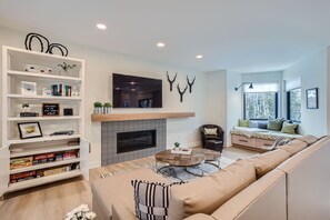 Smart TV, fireplace, books, stereo