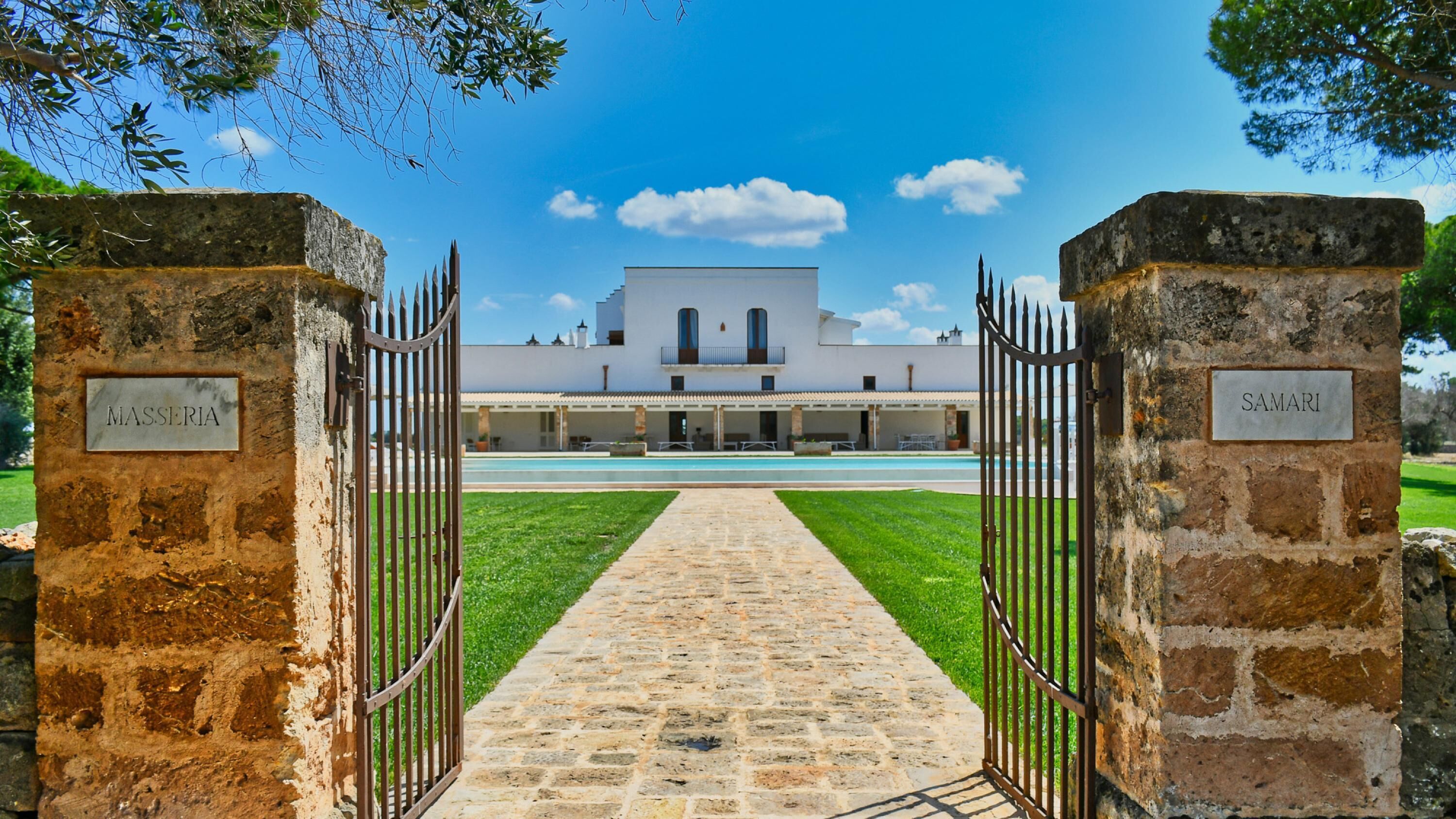 Camí que condueix a un edifici amb dues portes que marquen 'MASSERIA' i 'SAMARI'.