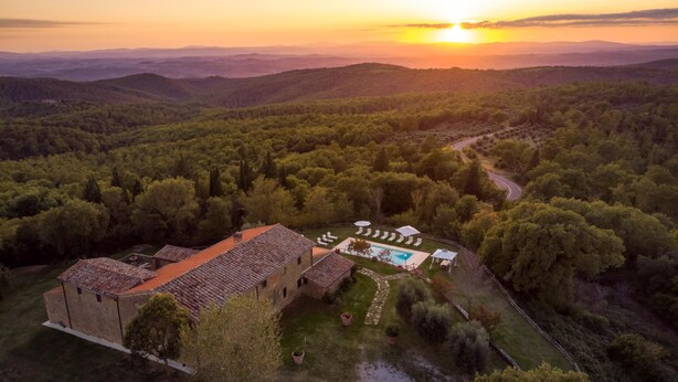 An aerial view of a villa with a swimming pool, surrounded by forested hills. - Villa Le Tornaie 14 Emma Villas (Monte San Savino)