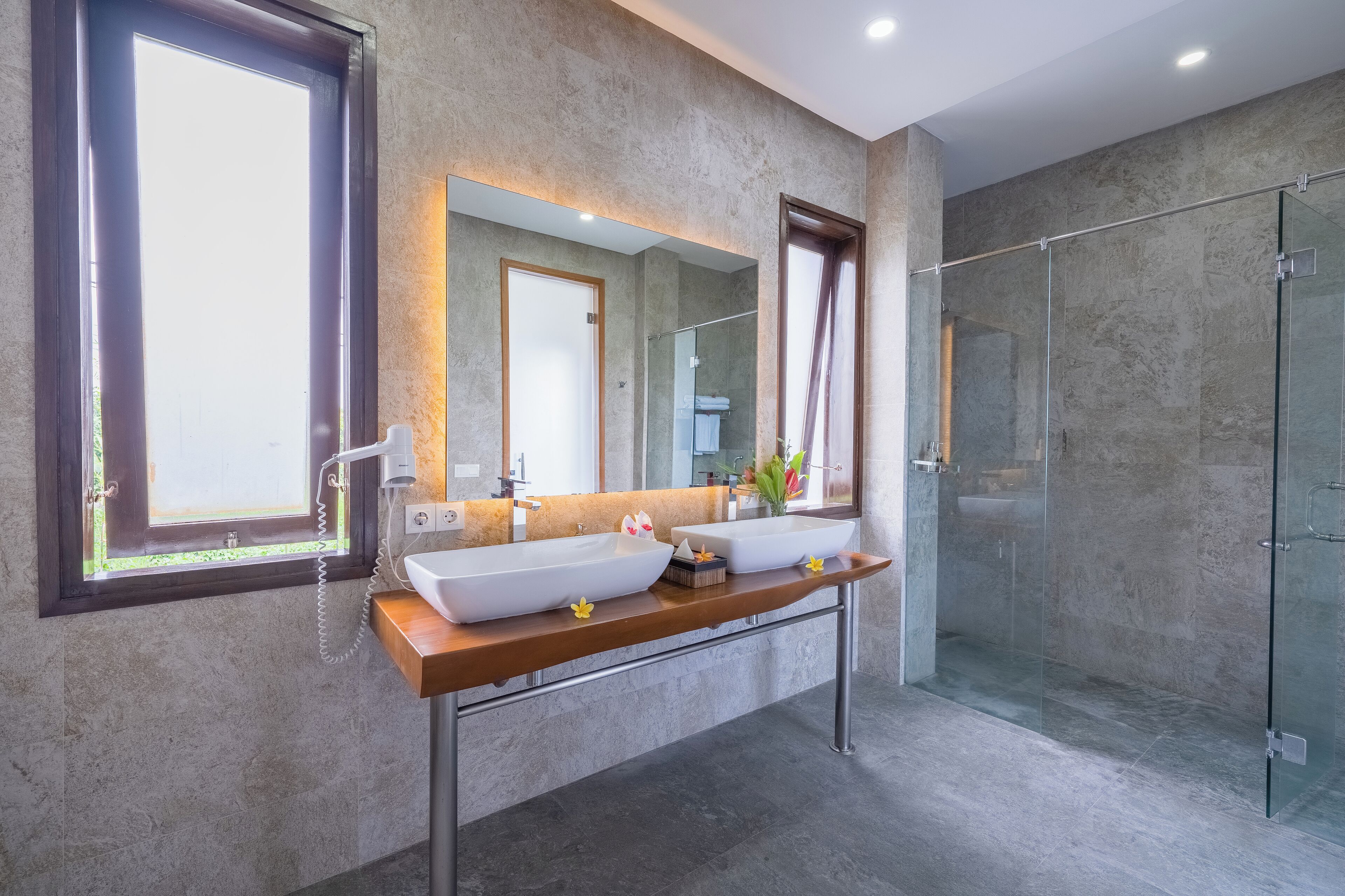 Shower, rainfall showerhead, free toiletries, hair dryer