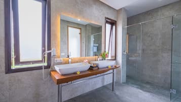 Shower, rainfall showerhead, free toiletries, hair dryer