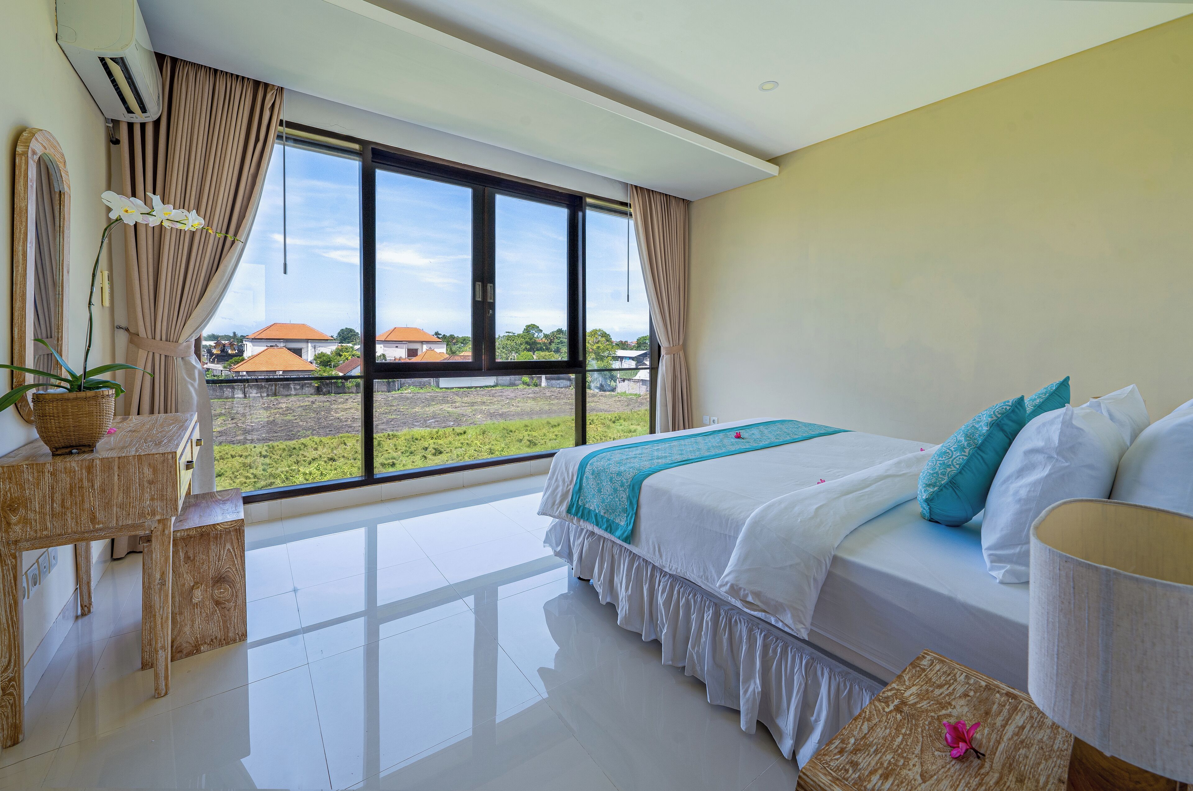 In-room safe, iron/ironing board, WiFi (free), bed sheets