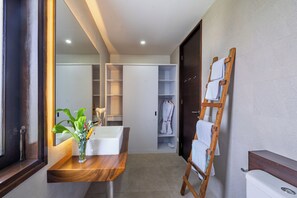Shower, rainfall showerhead, free toiletries, hair dryer