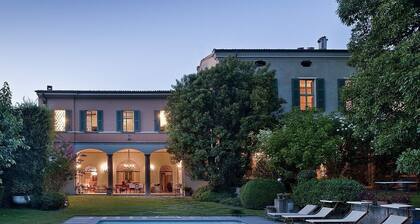 Villa Diodoro: An elegant and welcoming two-story ancient house located in a small hamlet in the heart of the Franciacorta, with Free WI-FI.