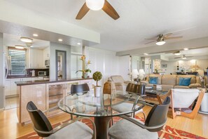 Dining - Ocean View Kona Condo | Relax, Unwind & Enjoy Island Life (Kailua-Kona)
