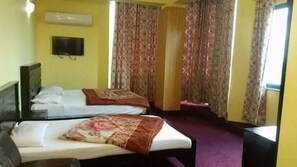 Triple Room | Free WiFi, bed sheets - Kulsoom Hotel Islamabad (Islamabad)