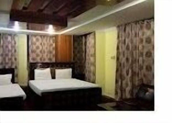 Triple Room | Free WiFi, bed sheets - Kulsoom Hotel Islamabad (Islamabad)