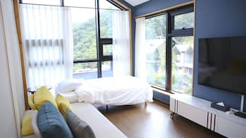 Elsa's House 2F | 1 bedroom, desk, laptop workspace, soundproofing