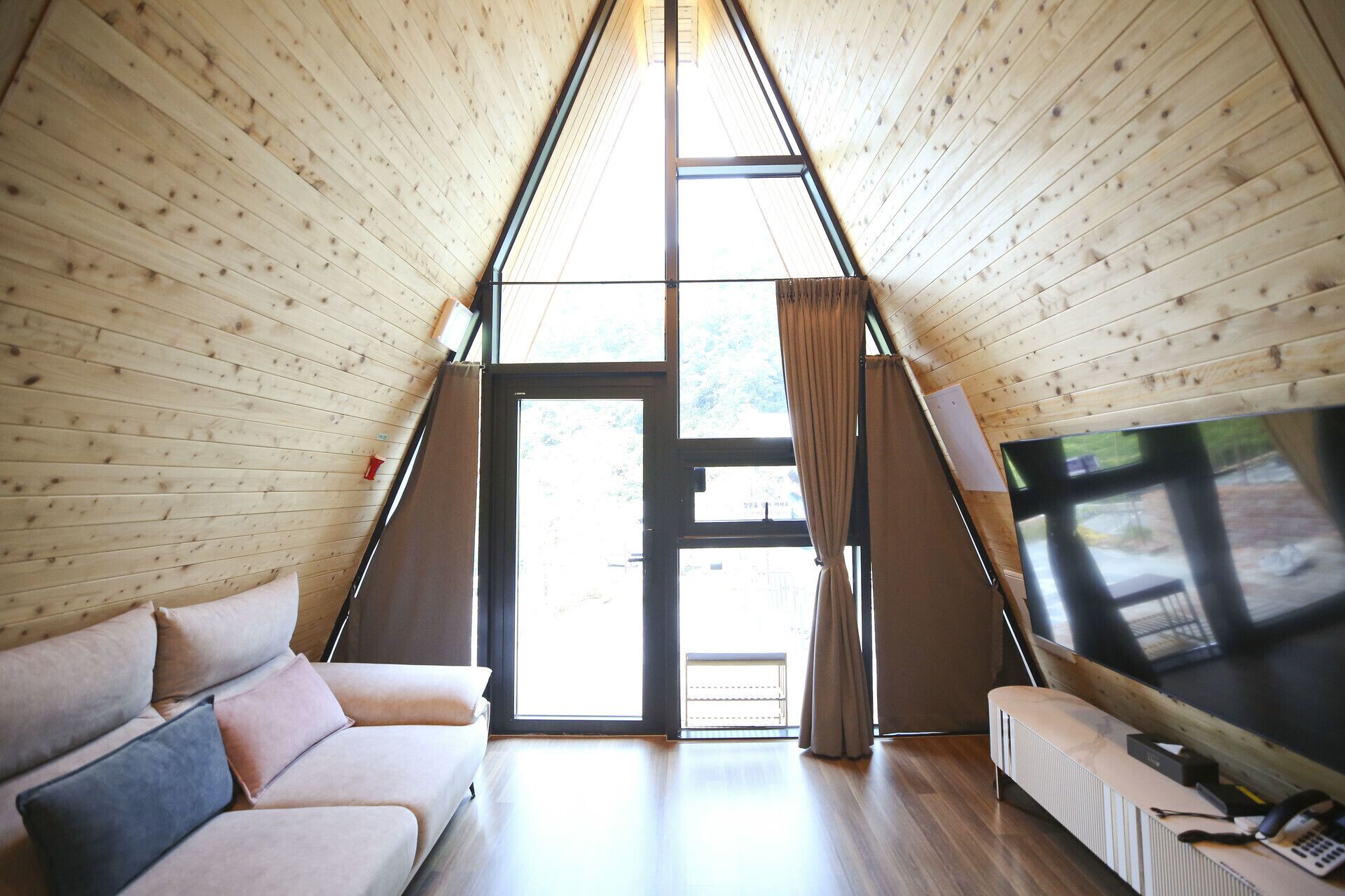 Lisa's House | 起居区 | 60-英寸纯平电视 （配备有线频道）、加热地板