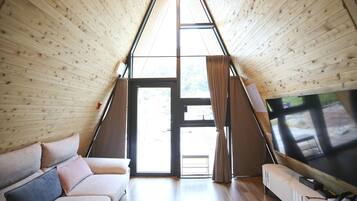 Lisa's House | リビング エリア | 60 インチの薄型テレビ (ケーブル放送視聴可)、床暖房