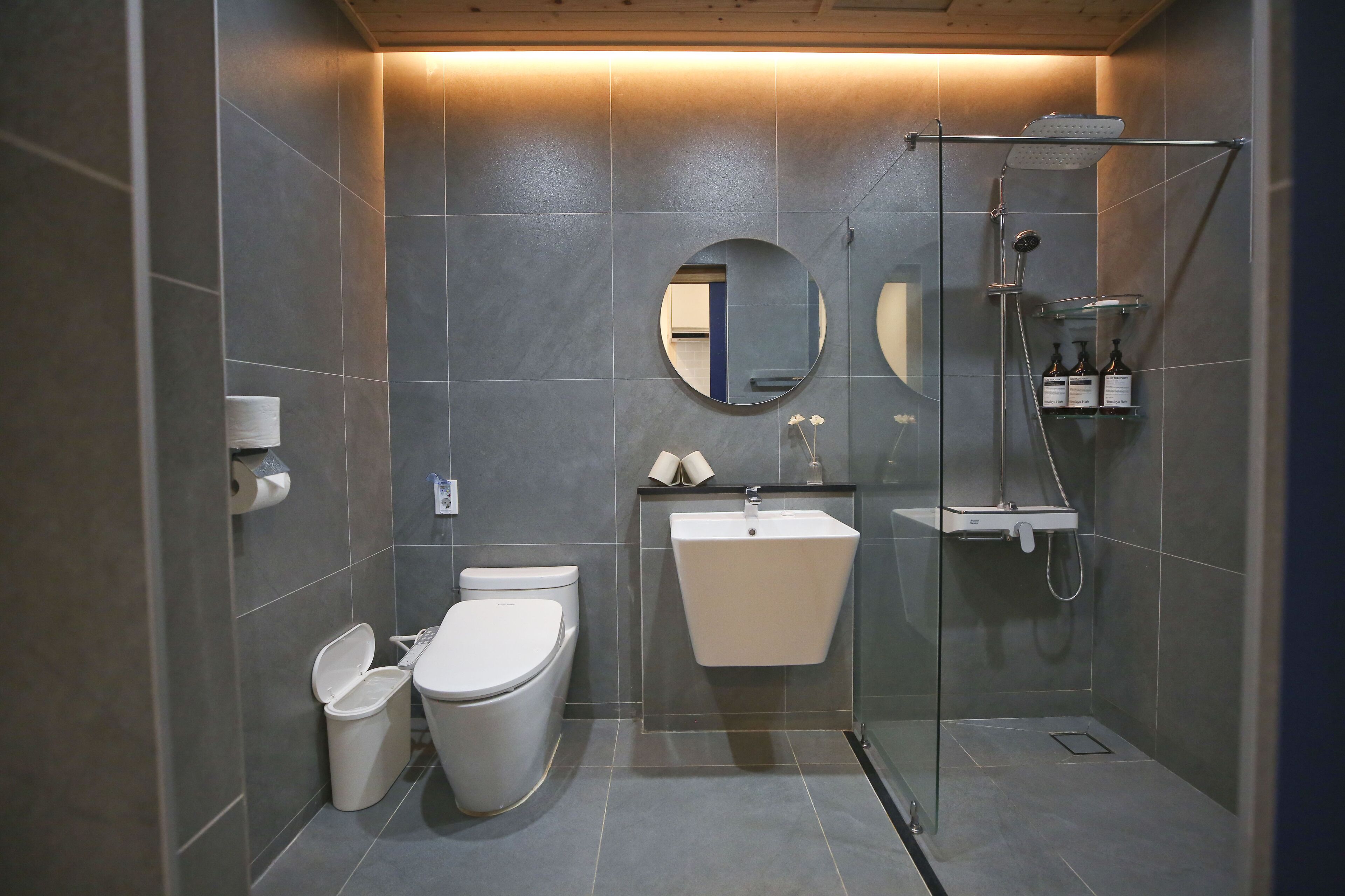 Charlie's House 1F | Badeværelse | Bruser, hårtørrer, et toilet med elektronisk bidet