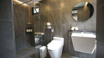 Elsa's House 2F | Badezimmer | Dusche, Haartrockner, Toilette mit elektrischem Bidet