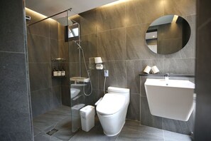 Deluxe House | Bathroom | Shower, hair dryer, electronic bidet, heated floors