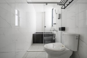 Habitación familiar, balcón | Baño | Secador de pelo, zapatillas, toallas y champú