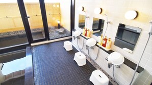 Eine öffentliche Toilette mit mehreren Pissoirs, einer Toilette und einem Waschbecken.
