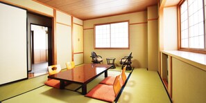 基础四人房 | 客房内保险箱、特色装修、特色家居、办公桌