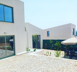 Outdoor dining - Beautiful 2 bedroom villa in Kastellos, Rethymno (Kastellos)