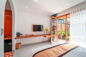 Deluxe Suite | Desk, laptop workspace, blackout curtains, iron/ironing board - TRUONG PHU HOUSE (Hue)