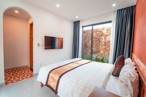 Escritorio, espacio para trabajar con laptop y cortinas blackout