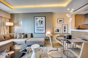 TV - Stylish 1 bedroom at Paramount (Dubai)