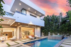 Pool - Luxe WeHo Villa, Walk to Melrose Ave, Pool + Hot Tub | North Vista by AvantStay (Los Angeles)