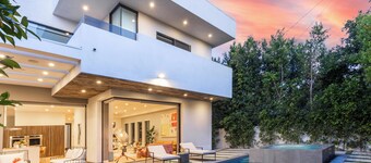 Luxe WeHo Villa, Walk to Melrose Ave, Pool + Hot Tub | North Vista by AvantStay