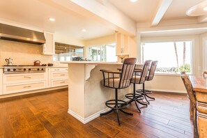 Fridge, microwave, oven, stovetop - Oak Hills by AvantStay | Panoramic View, Pool, Spa (Sherman Oaks)