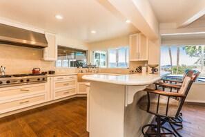 Fridge, microwave, oven, stovetop - Oak Hills by AvantStay | Panoramic View, Pool, Spa (Sherman Oaks)
