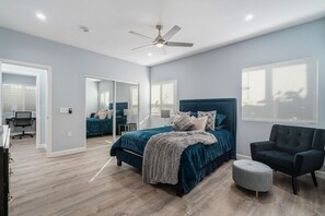 3 bedrooms, desk, iron/ironing board, travel cot - New Beauty by AvantStay | Modern, Central Location | Monthly Discount (Los Angeles)