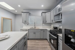 Refrigerador, microondas, horno y parrilla de estufa 