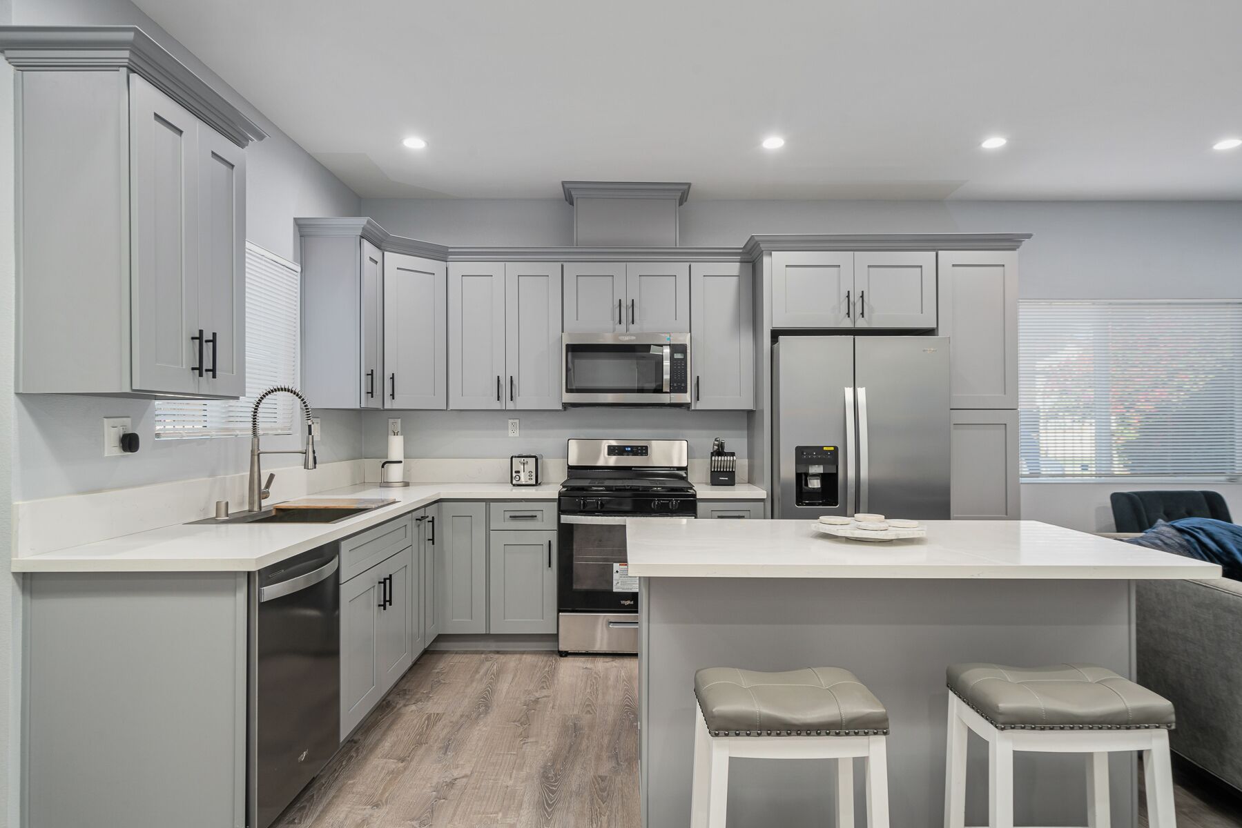 冷蔵庫、電子レンジ、オーブン、コンロ