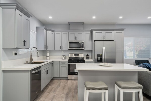 Fridge, microwave, oven, stovetop - New Beauty by AvantStay | Modern, Central Location | Monthly Discount (Los Angeles)