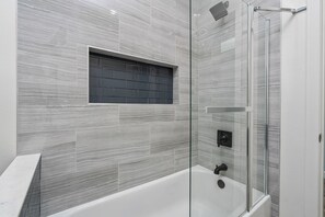 Hair dryer, towels - New Beauty by AvantStay | Modern, Central Location | Monthly Discount (Los Angeles)