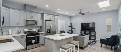 Réfrigérateur, micro-ondes, four, plaque de cuisson