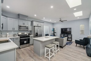 Fridge, microwave, oven, stovetop - New Beauty by AvantStay | Modern, Central Location | Monthly Discount (Los Angeles)