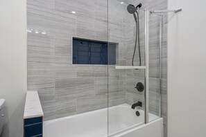 Hair dryer, towels - New Beauty by AvantStay | Modern, Central Location | Monthly Discount (Los Angeles)