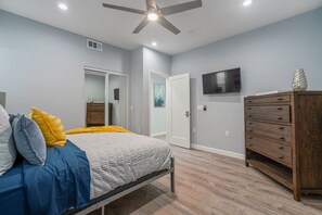 3 bedrooms, desk, iron/ironing board, travel cot - New Beauty by AvantStay | Modern, Central Location | Monthly Discount (Los Angeles)