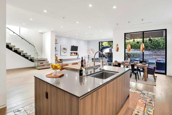 Dining - LA Villa by AvantStay | Walk to The Grove LA (Los Angeles)