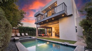 A modern two-story house with a swimming pool, outdoor seating, and a balcony. - LA Villa by AvantStay | Walk to The Grove LA (Los Angeles)