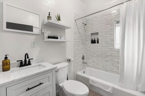Shower, hair dryer, towels - 10mins to Rodeo Drive, 15mins to Venice • Modern 4BDR | Shenandoah by AvantStay (Los Angeles)